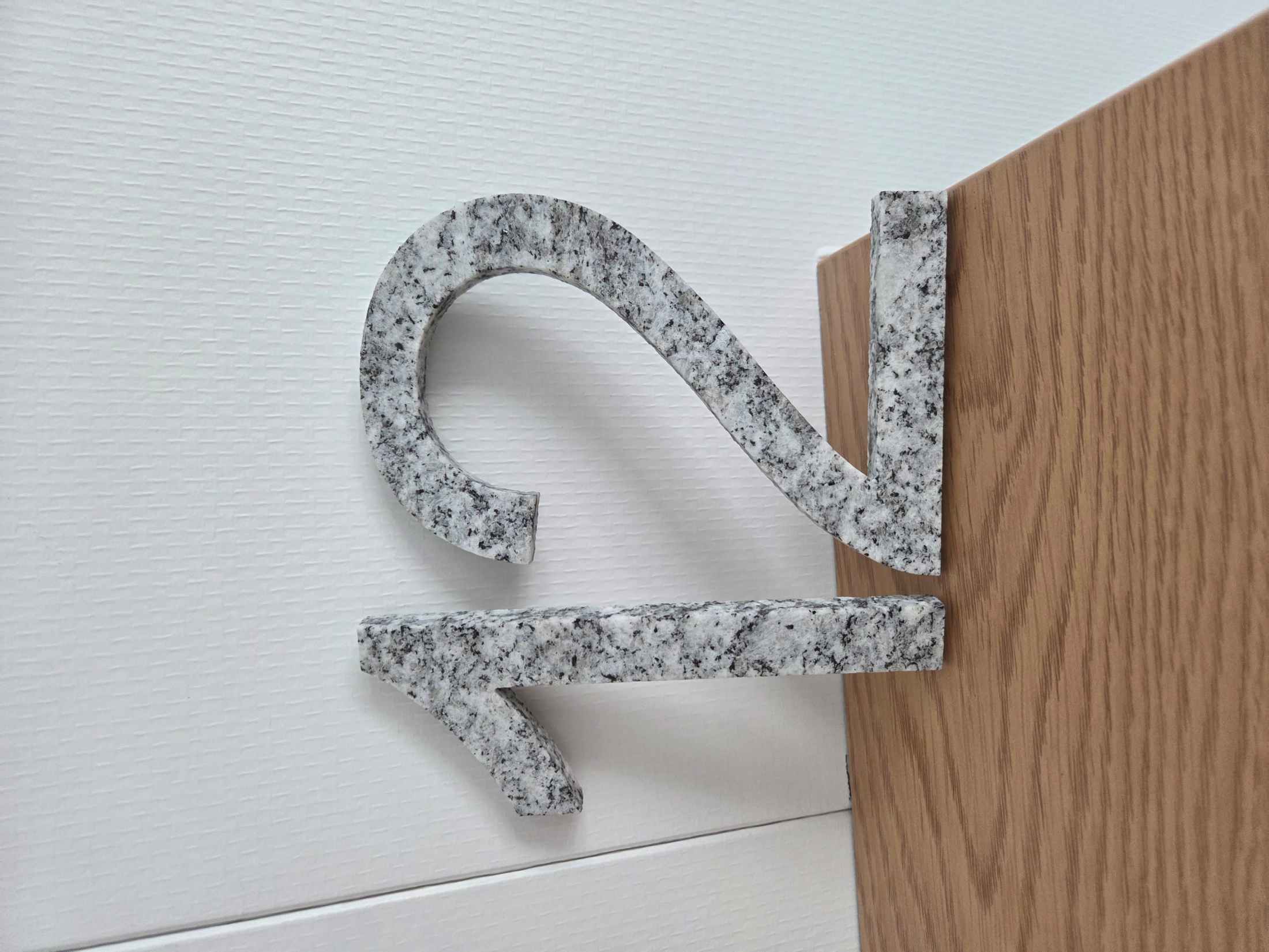 Benk av granitt med trekasse